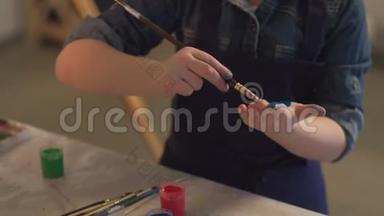 儿童艺术治疗儿童手绘棕榈蓝